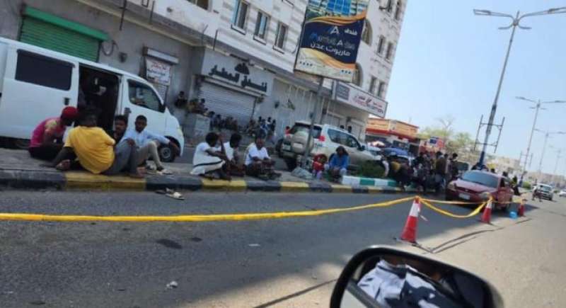 توافد المواطنين إلى بوابة مطار عدن لاستقبال جثمان الشاب ‘‘هيثم’’ بعد إعدامه في المهرة
