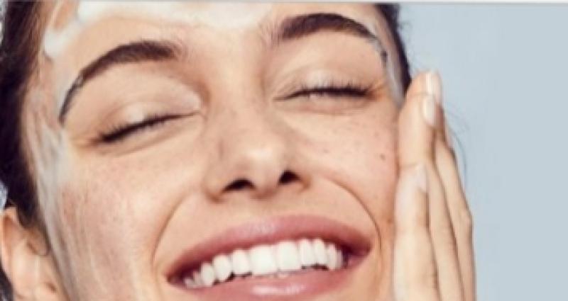 وصفات طبيعية لتنظيف الوجه من آثار المكياج.. للتخلص من البقع العنيدة