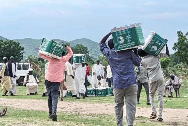 مركز الملك سلمان للإغاثة يوزع حقائب عناية شخصية وإيوائية وسلال غذائية في ولايات في السودان