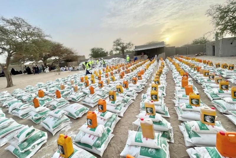 مركز الملك سلمان للإغاثة يوزع آلآف من السلال الغذائية في أقاليم جمهورية تشاد