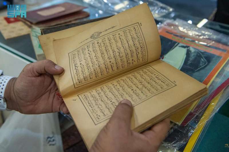 مخطوطات نادرة ومصحف بخط نجدي يعود للقرن الـ 12 هجري في معرض الرياض للكتاب 2024