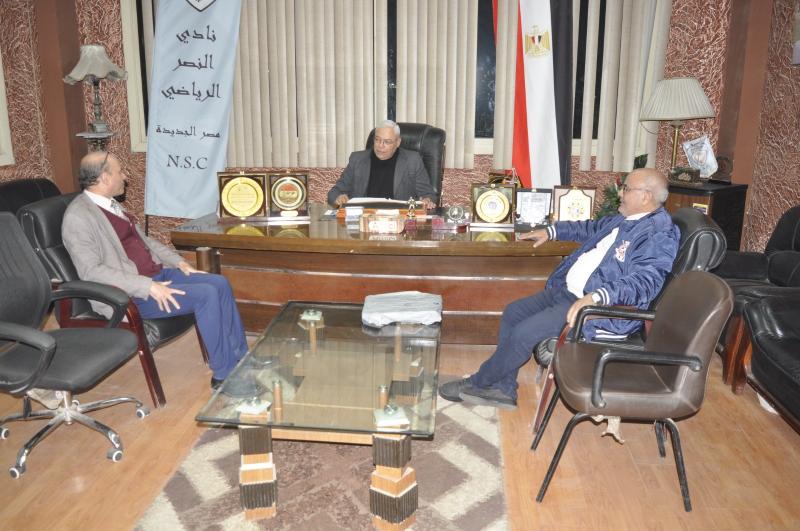 الكاتب الصحفى محمد حلمى يسلم درع التميز للقائم بأعمال رئيس نادى النصر