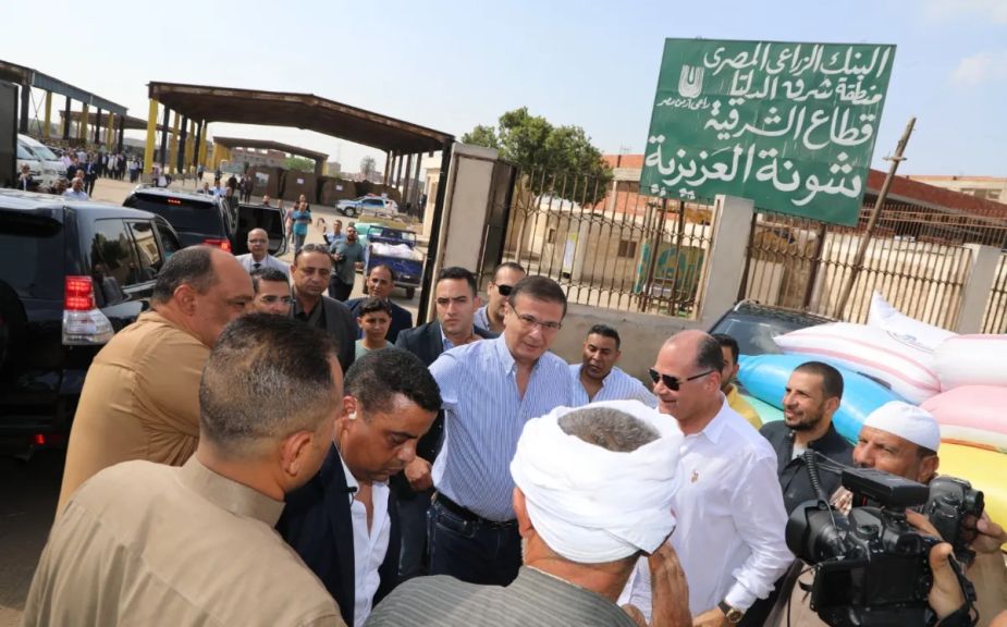 وزير الزراعة ومحافظ الشرقية ورئيس البنك الزراعي يتابعون أعمال توريد القمح بشونة العزيزية  فاروق : كمية الاقماح الموردة تجاوزت 3.7 مليون طن حتى اليوم.. وأعمال التوريد لازالت مستمرة