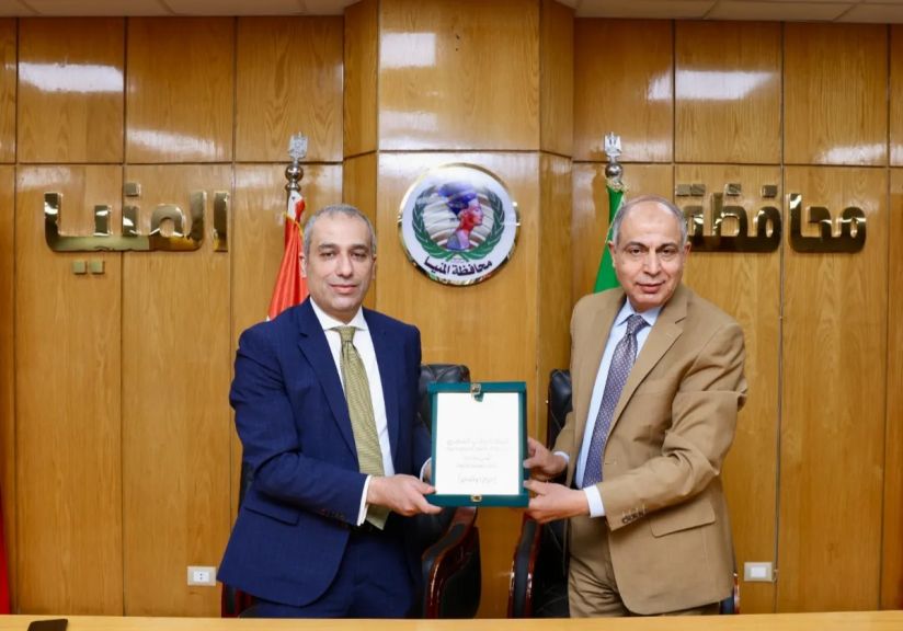 رئيس البنك الزراعي المصري ومحافظ المنيا يوقعان بروتوكول تعاون لتمويل المنتفعين بأراضي أملاك الدولة  ويشهدان تسليم 130 سيارة ميكروباص لتوفير خدمة نقل آمنه لمواطني المحافظة