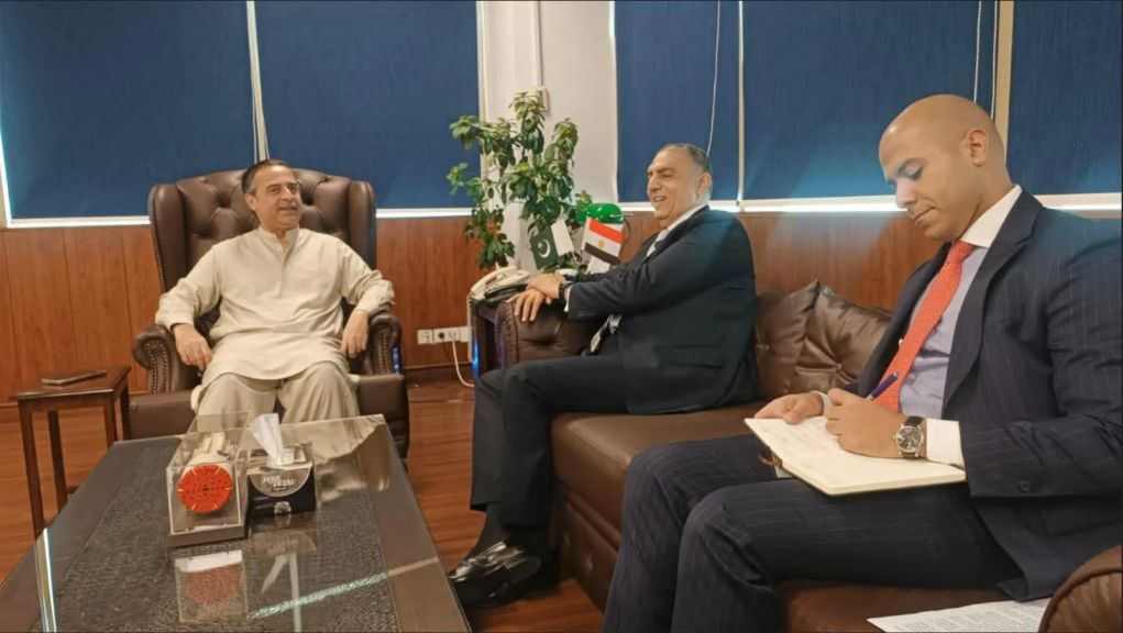 سفير مصر بإسلام أباد يبحث مع وزير الموارد البحرية الباكستاني التعاون في مجال الموانئ والربط البحري