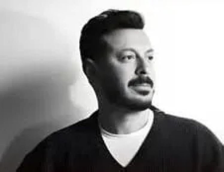 النَّصب باسم مصطفى شعبان ومخرج فيلمه يوضح الحقيقة