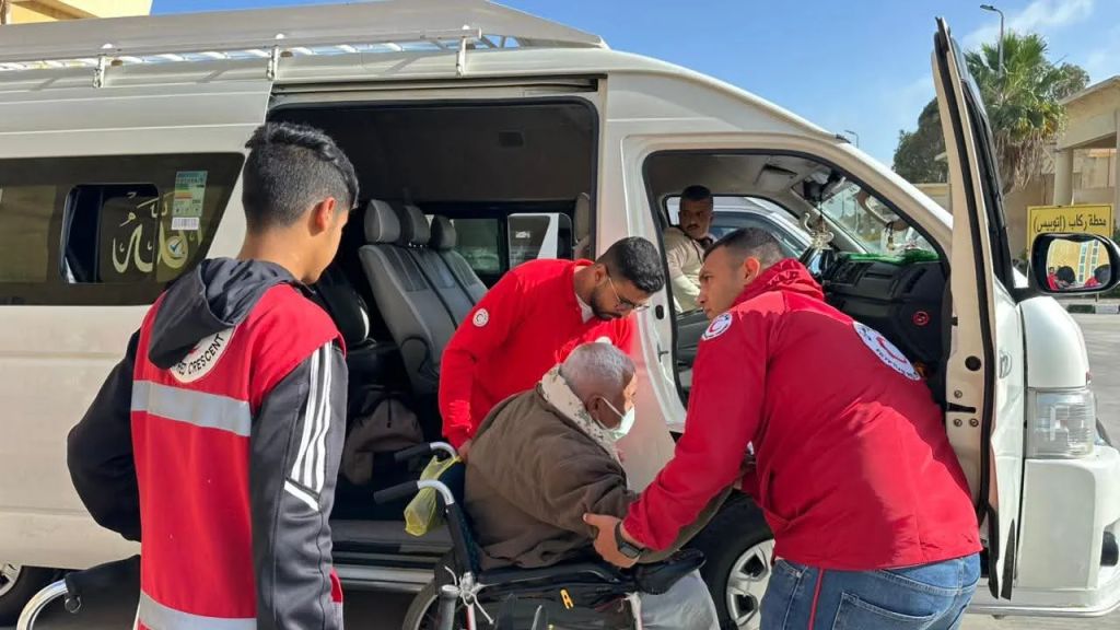 قافلة ”زاد العزة” الـ136 تدخل إلى الفلسطينيين في قطاع غزة