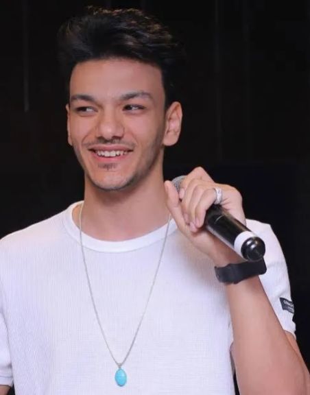 حوده بندق معلقا على تقديم تتر بطلته هند صبري فخر وشرف لي شخصيا