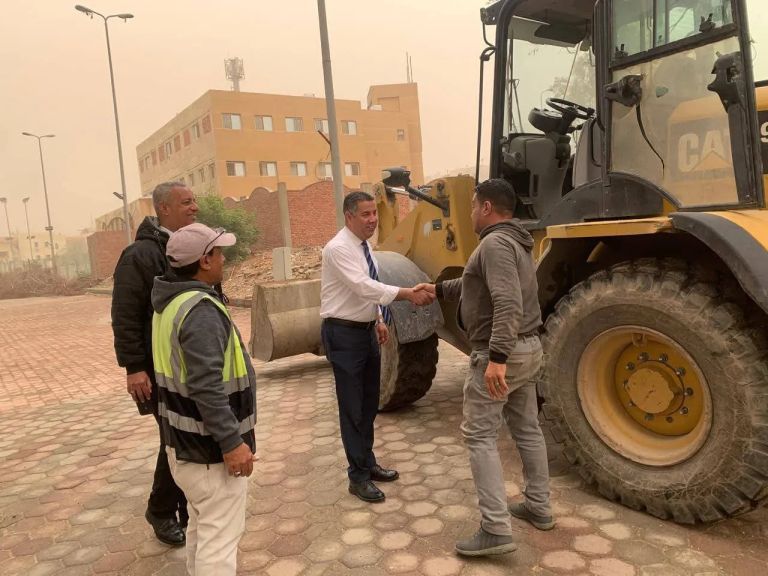 ” في إطار توجيهات وزير الشباب والرياضة ومحافظ القاهرة.. لليوم الثانى تحركاً فورياً لإزالة المخلفات بمركز التنمية الشبابية بزينهم