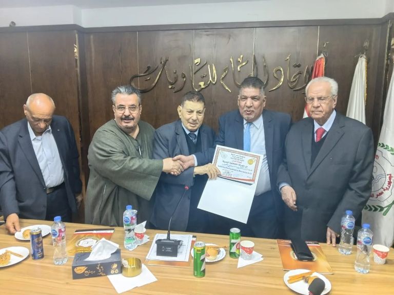 دكتور احمد عبد الظاهر رئيس اتحاد التعاون المركزي يكرم الكاتب الصحفي اسكندر أحمد بمنحه وسام  الاتحاد وشهاده تقدير  نصار وحماده ونعيم وحمدي ومرزوق شاركوا في حفل التكريم