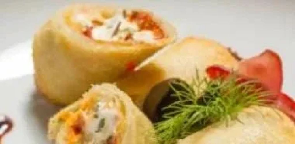طريقة عمل رول البطاطس المقرمشة بحشوة الجبن المدخن والفلفل المشوى