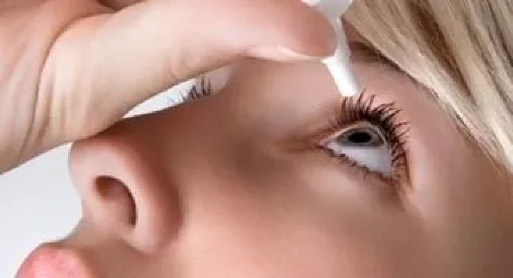 استشارى: مستحضرات تجميل العين قد تسبب الالتهابات